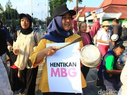 Inspiratif! Ibu-ibu Ini Demo Protes Keracunan MBG Sambil Pukuli Panci