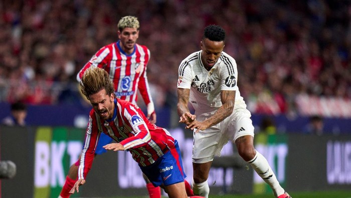 MADRID, SPAIN - SEPTEMBER 29: Antoine Griezmann of Atletico de Madrid battle for the ball with Éder Militao of Real Madrid CF during the LaLiga match between Atletico de Madrid and Real Madrid CF  at Estadio Civitas Metropolitano on September 29, 2024 in Madrid, Spain. (Photo by Diego Souto/Getty Images)