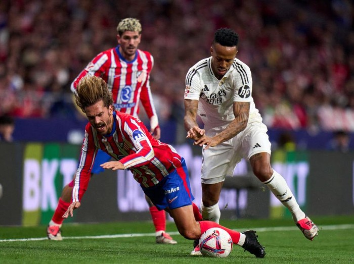 MADRID, SPAIN - SEPTEMBER 29: Antoine Griezmann of Atletico de Madrid battle for the ball with Éder Militao of Real Madrid CF during the LaLiga match between Atletico de Madrid and Real Madrid CF  at Estadio Civitas Metropolitano on September 29, 2024 in Madrid, Spain. (Photo by Diego Souto/Getty Images)