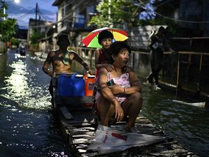 Badai Tropis Bualoi Rendam Laguna, Warga Gunakan Rakit Darurat