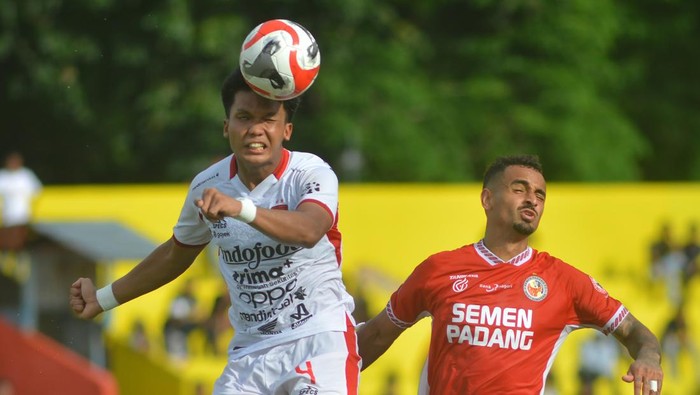 Pesepak bola Semen Padang FC Bruno Gomes (kanan) berebut bola dengan pesepak bola Bali United, Kadek Arel (kiri) pada pertandingan lanjutan BRI Super League di Stadion H Agus Salim Padang, Sumatera Barat, Jumat (26/9/2025). Tim Kabau Sirah dikalahkan tamunya Bali United dengan skor 1-3.  ANTARA FOTO/Iggoy el Fitra