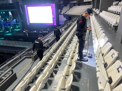 Brimob Sterilisasi Senayan Jelang Konser Air Supply dan KLakustik Live