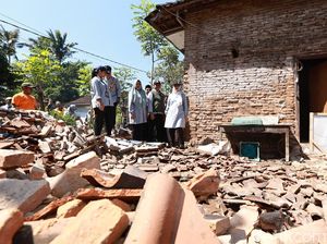 Momen Bupati Ipuk Tinjau Rumah Rusak Terdampak Gempa Banyuwangi Momen Bupati Ipuk Tinjau Rumah Rusak Terdampak Gempa Banyuwangi