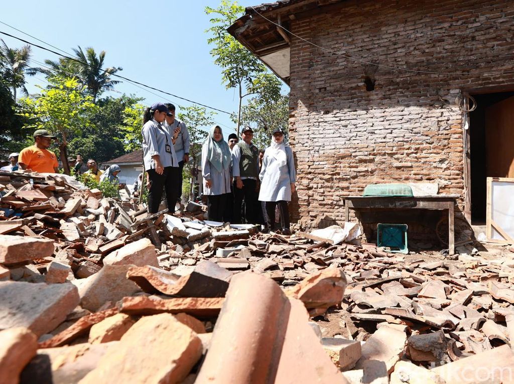 Momen Bupati Ipuk Tinjau Rumah Rusak Terdampak Gempa Banyuwangi Momen Bupati Ipuk Tinjau Rumah Rusak Terdampak Gempa Banyuwangi