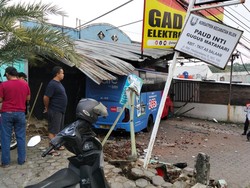 Brak! Bus Trans Semarang Seruduk Masjid dan Ruko di Mijen