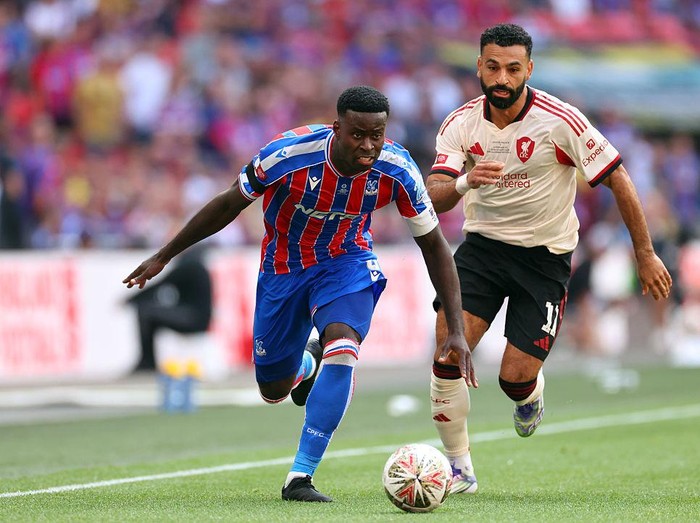 LONDON, ENGLAND - AUGUST 10: Marc Guehi of Crystal Palace under pressure from Mohamed Salah of Liverpool during the 2025 FA Community Shield match between Crystal Palace and Liverpool at Wembley Stadium on August 10, 2025 in London, England. (Photo by Marc Atkins/Getty Images)