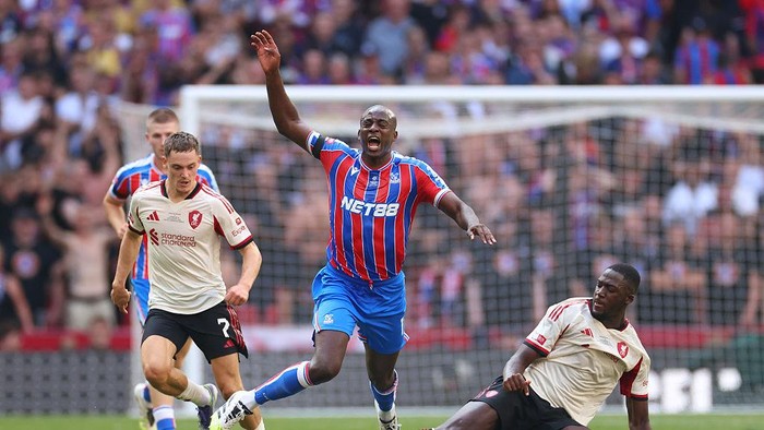 LONDON, ENGLAND - AUGUST 10: Ibrahima Konate of Liverpool  tackles Jean-Philippe Mateta of Crystal Palace during the 2025 FA Community Shield match between Crystal Palace and Liverpool at Wembley Stadium on August 10, 2025 in London, England. (Photo by Marc Atkins/Getty Images)