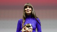 Dakota Johnson Pakai Gaun Transparan, Terpaksa Kena Sensor