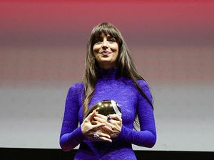 Dakota Johnson Pakai Gaun Transparan, Terpaksa Kena Sensor