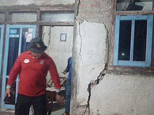 9 Fakta Gempa Banyuwangi: Terasa hingga Surabaya-Puluhan Rumah Rusak 9 Fakta Gempa Banyuwangi: Terasa hingga Surabaya-Puluhan Rumah Rusak