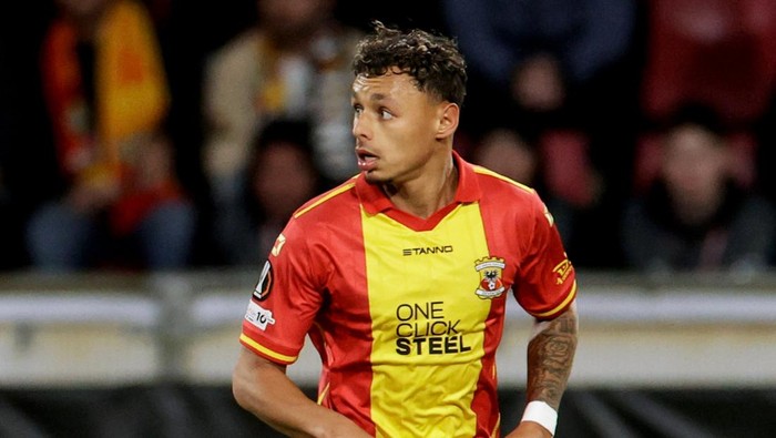 DEVENTER, NETHERLANDS - SEPTEMBER 25: Dean James of Go Ahead Eagles  during the UEFA Europa League   match between Go Ahead Eagles v FCSB at the De Adelaarshorst on September 25, 2025 in Deventer Netherlands (Photo by Geert van Erven/Soccrates/Getty Images)