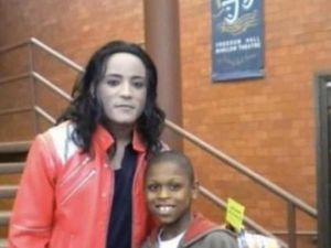 Dikira Foto Sama Artis, Tahunya Sama... Auk Siapa