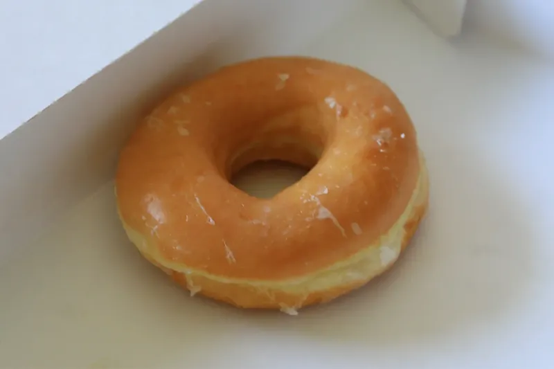 Makan Sisa Donat Terakhir, Wanita Ini Dicuekin Rekan Kerjanya.