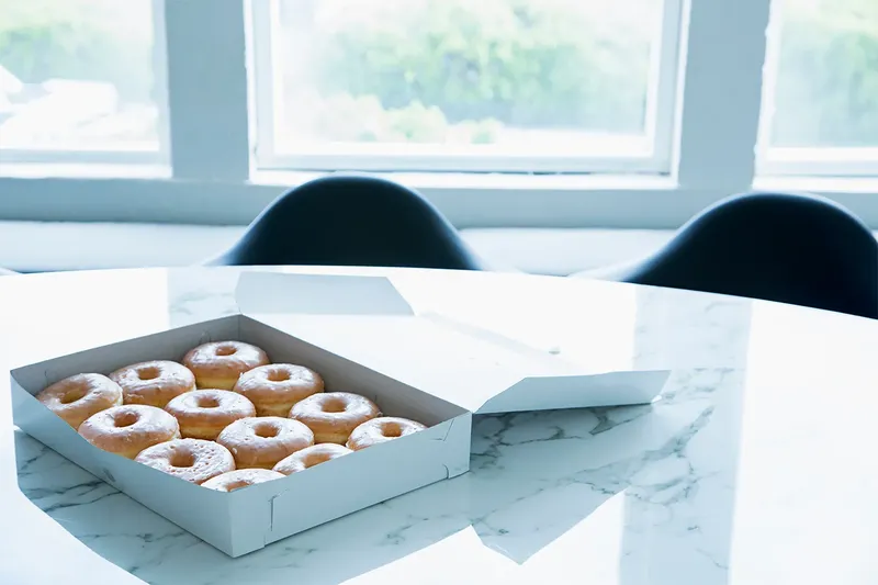 Makan Sisa Donat Terakhir, Wanita Ini Dicuekin Rekan Kerjanya.