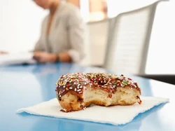 Makan Sisa Donat Terakhir, Wanita Ini Dicuekin Rekan Kerjanya