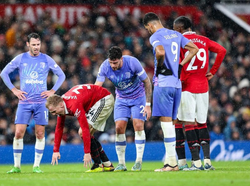 BILBAO, SPAIN - SEPTEMBER 23: Donny van de Beek of Girona FC complains while receiving medical attention during the LaLiga EA Sports match between Athletic Club and Girona FC at Estadio de San Mames on September 23, 2025 in Bilbao, Spain. (Photo by Ion Alcoba Beitia/Getty Images)