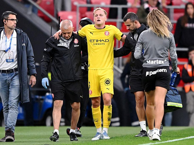 BILBAO, SPAIN - SEPTEMBER 23: Donny van de Beek of Girona FC complains while receiving medical attention during the LaLiga EA Sports match between Athletic Club and Girona FC at Estadio de San Mames on September 23, 2025 in Bilbao, Spain. (Photo by Ion Alcoba Beitia/Getty Images)
