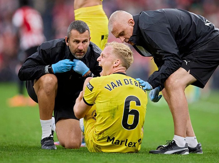 BILBAO, SPAIN - SEPTEMBER 23: Donny van de Beek of Girona FC complains while receiving medical attention during the LaLiga EA Sports match between Athletic Club and Girona FC at Estadio de San Mames on September 23, 2025 in Bilbao, Spain. (Photo by Ion Alcoba Beitia/Getty Images)