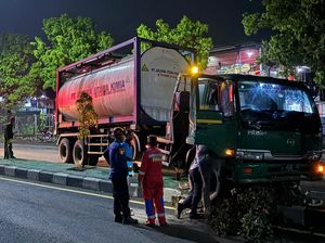 Ditinggal Sopir, Truk Bahan Kimia Ngglondor Hantam Median Jalan di Klaten