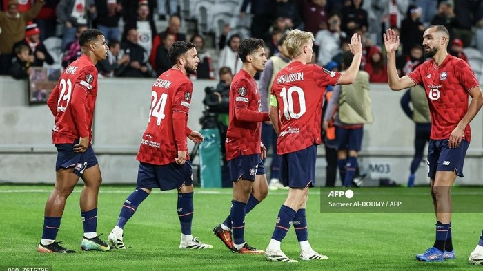 Lilles Moroccan forward #29 Hamza Igamane (L) celebrates with his teammates after scoring his teams opening goal during the UEFA Europa League 1st round day 1 football match between LOSC Lille and SK Brann at the Stade Pierre-Mauroy in Villeneuve-dAscq, northern France, on September 25, 2025. (Photo by Sameer Al-DOUMY / AFP)