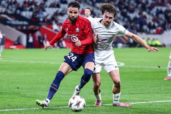 Lilles Indonesian defender #24 Calvin Verdonk (L) fights for the ball with Brann Bergens Belgian defender #21 Denzel De Roeve during the UEFA Europa League 1st round day 1 football match between LOSC Lille and SK Brann at the Stade Pierre-Mauroy in Villeneuve-dAscq, northern France, on September 25, 2025. (Photo by Sameer Al-DOUMY / AFP)