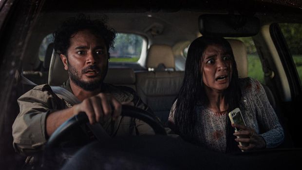 Film Indonesia Abadi Nan Jaya (2025) Abadi Nan Jaya. (L to R) Marthino Lio, Mikha Tambayong in Abadi Nan Jaya. Cr. Courtesy of Netflix © 2025