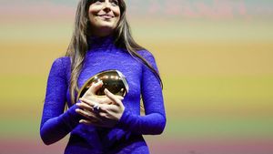 Foto: Gaya Dakota Johnson Jadi Selebriti Pertama Pakai Gucci Karya Demna