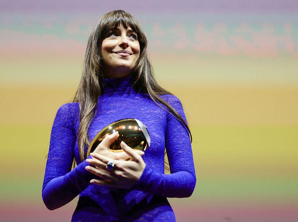 Foto: Gaya Dakota Johnson Jadi Selebriti Pertama Pakai Gucci Karya Demna Foto: Gaya Dakota Johnson Jadi Selebriti Pertama Pakai Gucci Karya Demna