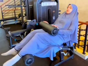 8 Potret Fairuz A Rafiq Pakai Hijab Syari Saat Nge-Gym, Banjir Pujian 8 Potret Fairuz A Rafiq Pakai Hijab Syari Saat Nge-Gym, Banjir Pujian