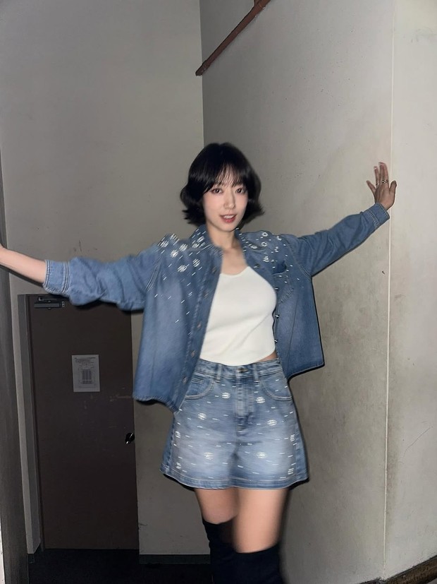 Gaya foto berdiri beri ruang antara lengan dan badan/ Foto: Instagram @ssinz7