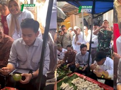 Heboh! Gibran Belajar Makan Pempek di Pasar Tumpah Palembang