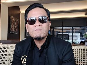 Tangis Haru Gus Miftah Berangkatkan 15 Guru Ngaji Umrah