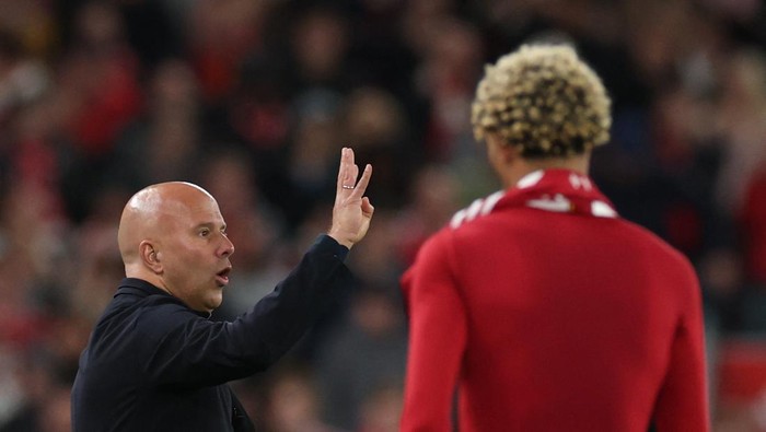 Soccer Football - Carabao Cup - Third Round - Liverpool v Southampton - Anfield, Liverpool, Britain - September 23, 2025 Liverpools Hugo Ekitike walks past manager Arne Slot after being sent off REUTERS/Phil Noble EDITORIAL USE ONLY. NO USE WITH UNAUTHORIZED AUDIO, VIDEO, DATA, FIXTURE LISTS, CLUB/LEAGUE LOGOS OR LIVE SERVICES. ONLINE IN-MATCH USE LIMITED TO 120 IMAGES, NO VIDEO EMULATION. NO USE IN BETTING, GAMES OR SINGLE CLUB/LEAGUE/PLAYER PUBLICATIONS. PLEASE CONTACT YOUR ACCOUNT REPRESENTATIVE FOR FURTHER DETAILS..