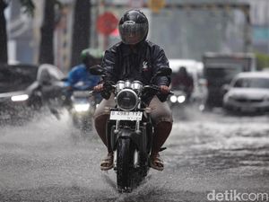 Setelah Panas Menyengat Kini RI Diguyur Hujan Angin, BMKG Ungkap Sebabnya
