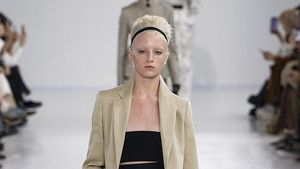 Putri Transgender Naomi Watts Jadi Model Milan Fashion Week, Bajunya Melorot