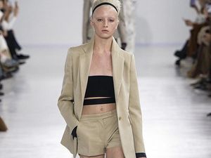 Putri Transgender Naomi Watts Jadi Model Milan Fashion Week, Bajunya Melorot Putri Transgender Naomi Watts Jadi Model Milan Fashion Week, Bajunya Melorot