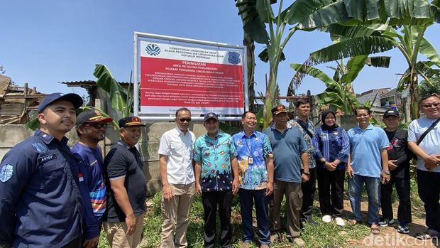 Kandang dan rumah potong hewan di wilayah Cimanggis, Depok, Jabar disegel KLH dan Pemkot Depok karena  diduga melakukan pencemaran lingkungan ke setu. (Devi P/detikcom)