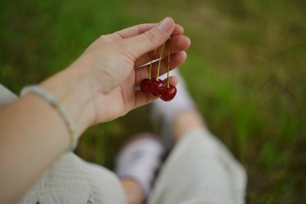 Mengonsumsi jus ceri asam bisa menjadi cara alami atasi susah tidur. Buah ini kaya melatonin yang berfungsi menjaga ritme tidur tetap teratur. Riset ilmiah mendukung manfaatnya dalam memperbaiki kualitas tidur harian.