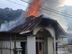 Rumah Bidan di Padang Hangus Terbakar