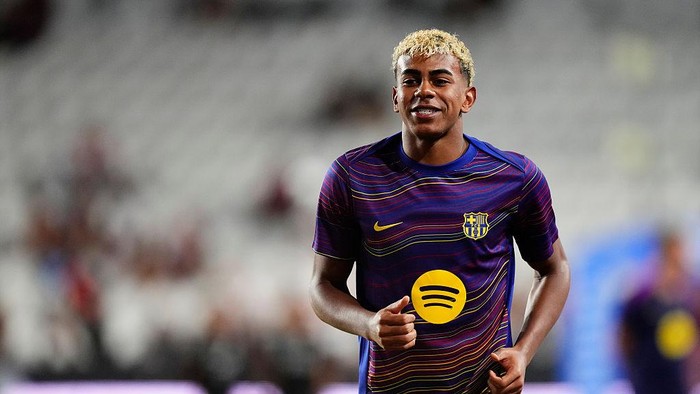 Lamine Yamal right winger of Barcelona and Spain during the warm-up before the La Liga EA Sports match between Rayo Vallecano de Madrid and FC Barcelona at Estadio de Vallecas on August 31, 2025 in Madrid, Spain. (Photo by Jose Breton/Pics Action/NurPhoto via Getty Images)