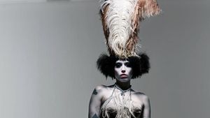 Foto Penampilan Dramatis Miley Cyrus di Pemotretan Terbaru Hingga Tak Dikenali