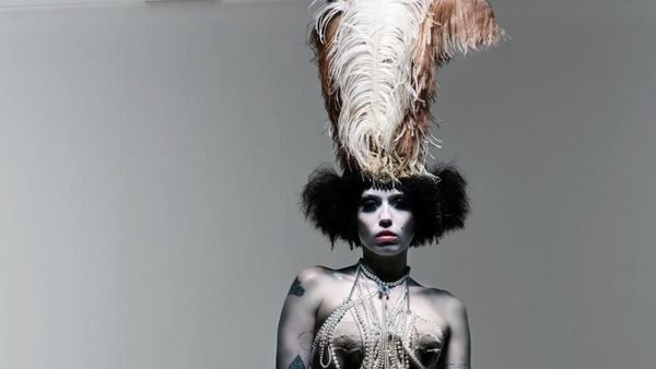 Foto Penampilan Dramatis Miley Cyrus di Pemotretan Terbaru Hingga Tak Dikenali