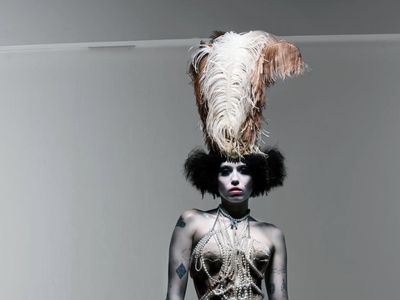 Foto Penampilan Dramatis Miley Cyrus di Pemotretan Terbaru Hingga Tak Dikenali