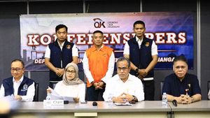 Penampakan Eks Bos Investree, Tangan Diborgol-Berompi Tersangka