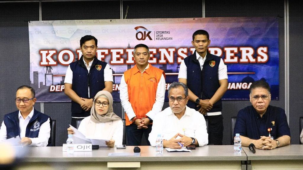 Penampakan Eks Bos Investree, Tangan Diborgol-Berompi Tersangka Penampakan Eks Bos Investree, Tangan Diborgol-Berompi Tersangka