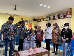 Bocah Korban Penyiksaan Ayah Juna di Jaksel Bertemu Ayah Kandung Bocah Korban Penyiksaan Ayah Juna di Jaksel Bertemu Ayah Kandung