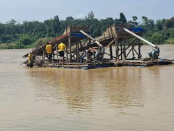 Polres Kuansing Musnahkan 3 Rakit PETI di Sungai Kuantan