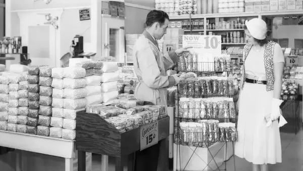 9 Potret Supermarket Jadul dari Era 1910, Serasa Naik Mesin Waktu!