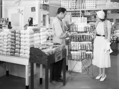 9 Potret Supermarket Jadul dari Era 1910, Serasa Naik Mesin Waktu!