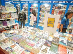 Ribuan Judul Buku Jadi Incaran Pengunjung IIBF ke-45